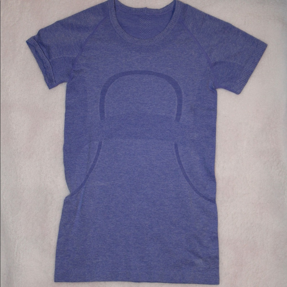 BLUE SIZE 2 LULULEMON T-SHIRT